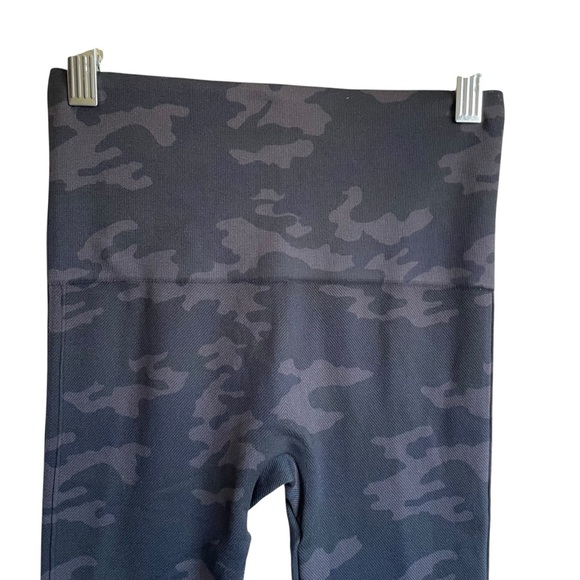 SPANX Dark Blue, Green, Lavender Camo Leggings Sleek Form-Fitting Design NWOT - Picture 5 of 7